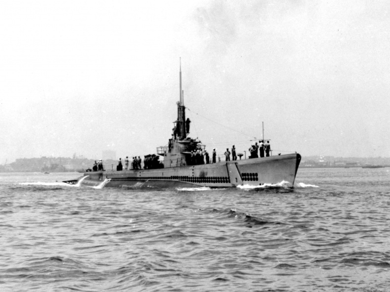 USS_Ling_(SS-297)_underway_in_June_1945-wikimedia.org.jpg