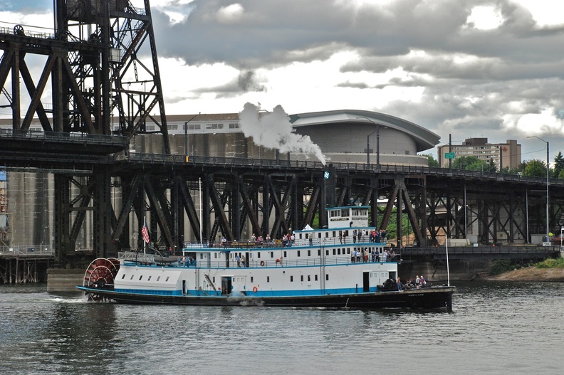 Sternwheel_steam_tug_Portland_after_passing_under_Steel_Bridge.jpg
