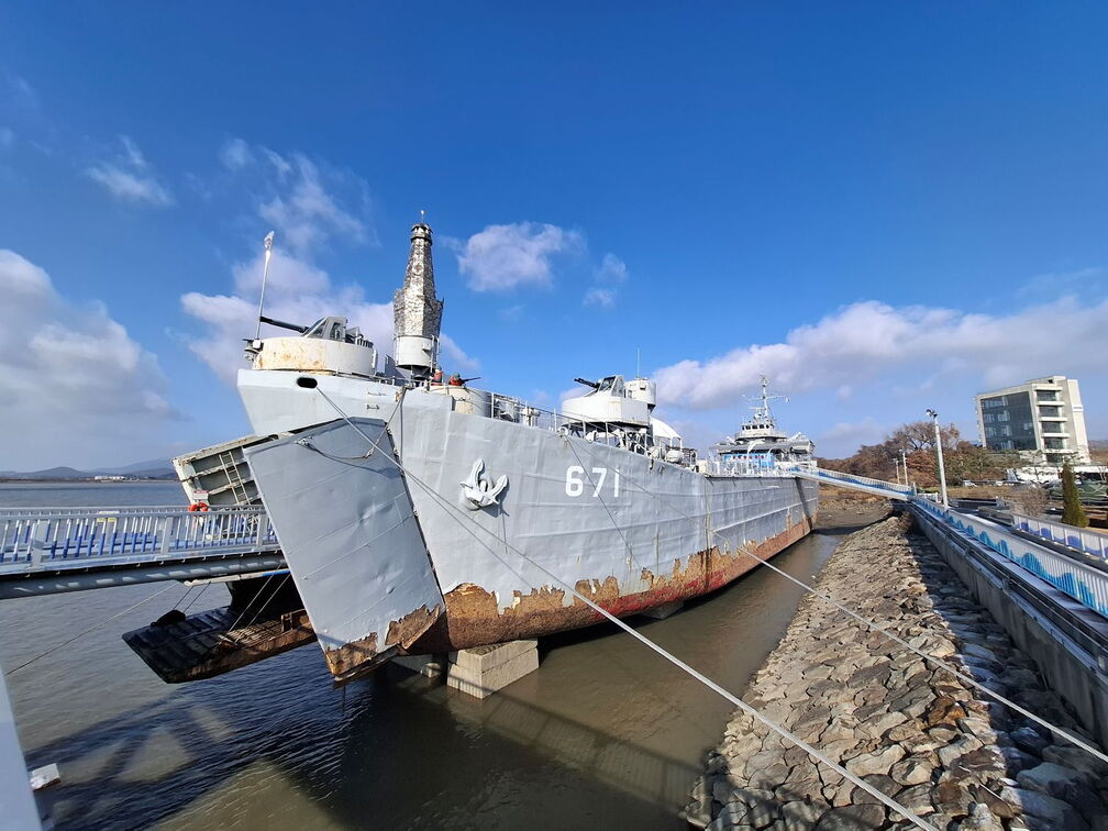 ROKS Un Bong - (LST-671) added